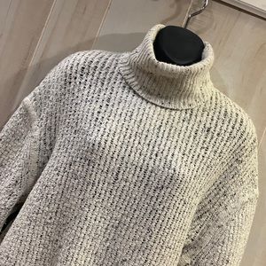 J BRAND TURTLENECK SWEATER..DRESS IN LUXURY.. MED.